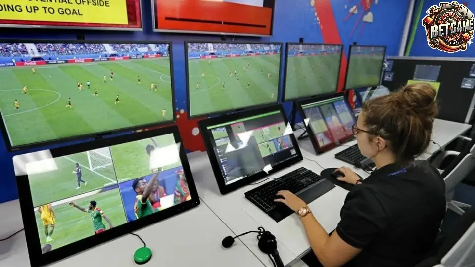 VAR thay đổi bóng đá như thế nào?